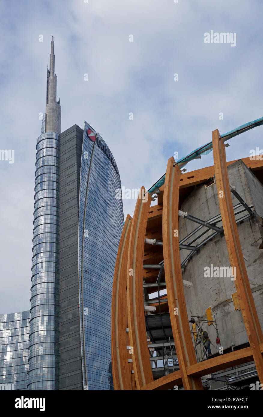 Torre di Unicredit e un nuovo edificio in costruzione, Milano, Italia Foto Stock