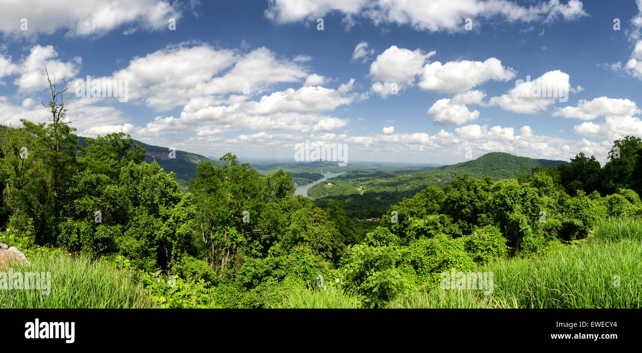 Si affacciano dalla ciminiera rock mountain, North Carolina, Stati Uniti Foto Stock