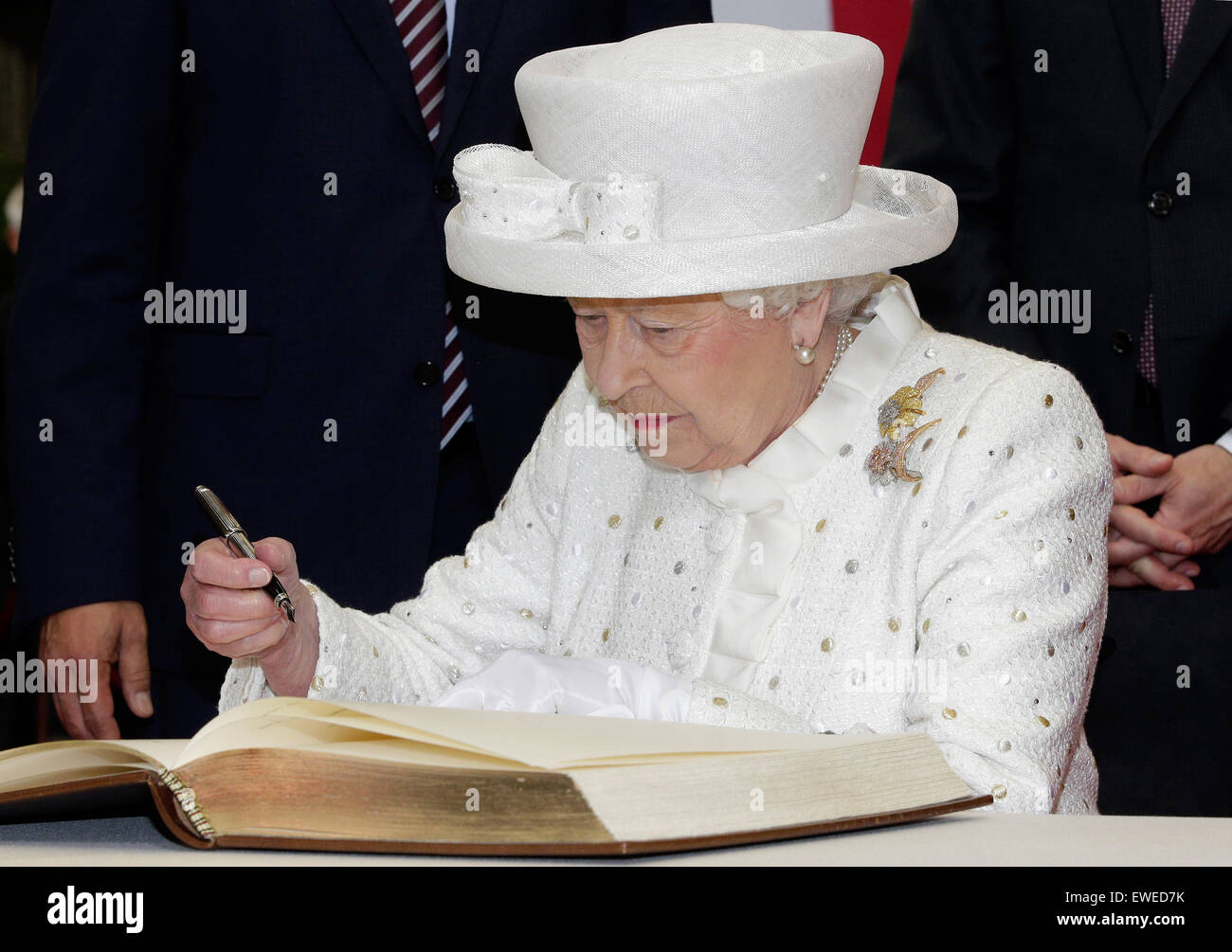 La Gran Bretagna è la Regina Elisabetta II firma l'Università del libro d'oro dopo una ricezione presso la "Technische Universitaet' (Università Tecnica di Berlino, Germania, Mercoledì 24 Giugno, 2015. La regina Elisabetta II e suo marito il Principe Filippo sono in visita ufficiale in Germania fino a venerdì 26 giugno. Foto: Michael Sohn/dpa Foto Stock