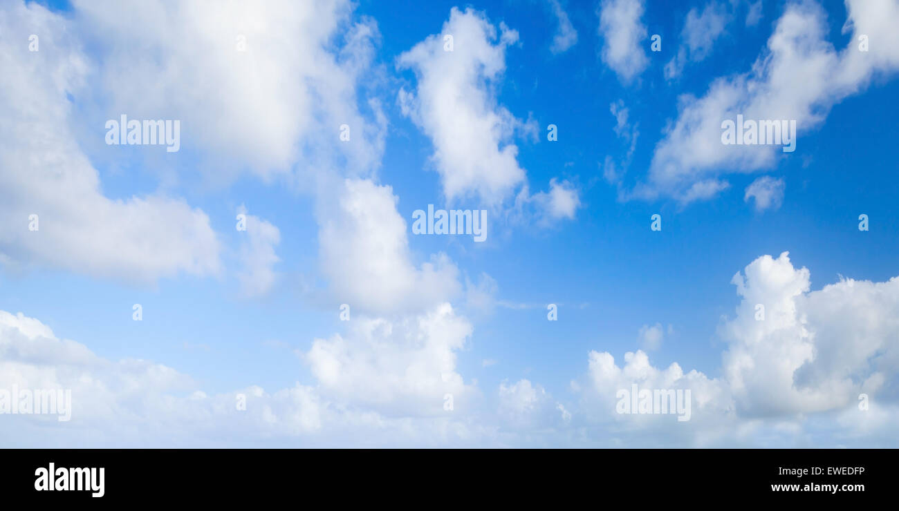 Il cielo blu con nuvole bianche, astratta natura panoramica dello sfondo della foto Foto Stock