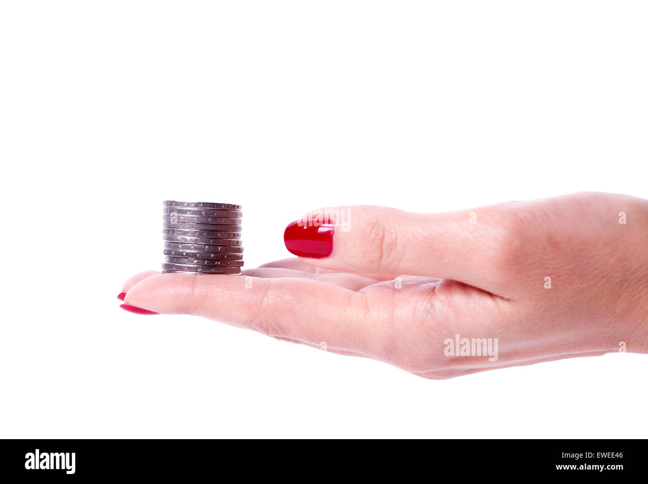 Donna mano che mostra un euro moneta isolato su uno sfondo bianco Foto Stock