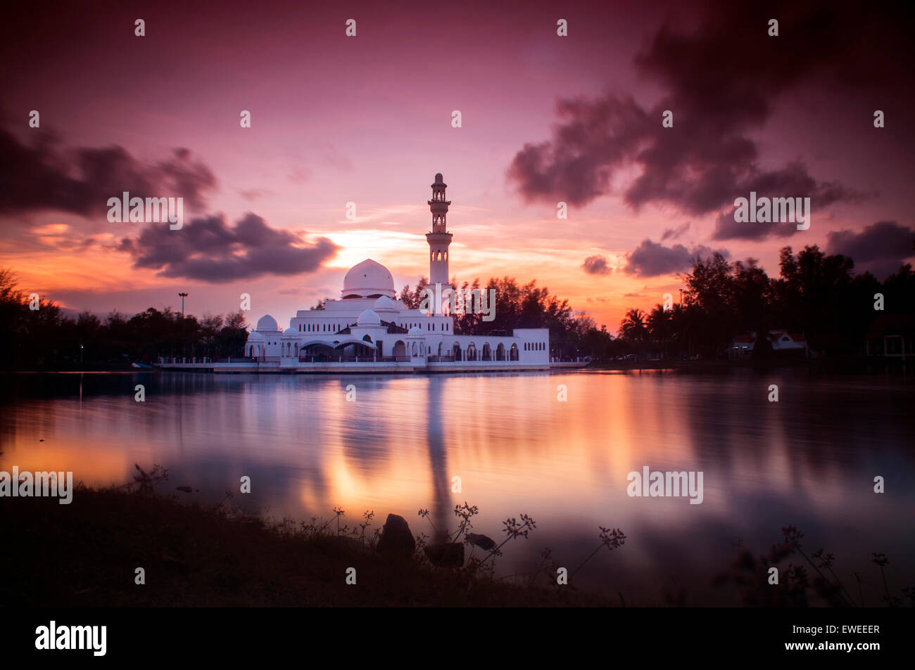 Splendida moschea di Glorius tramonto a Terengganu, Malaysia Foto Stock