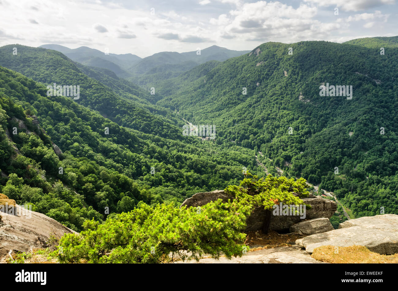 Si affacciano dalla ciminiera rock mountain, North Carolina, Stati Uniti Foto Stock