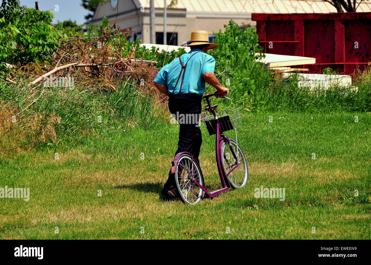 Lancaster County, Pennsylvania: Amish uomo a camminare il suo due scooter a  ruote bicicletta che non ha né sede né con i pedali * Foto stock - Alamy