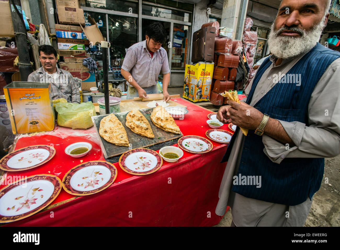 Venditore ambulante cuochi e vende bolani su Bazaar nella vecchia città di Kabul, Afghanistan Foto Stock