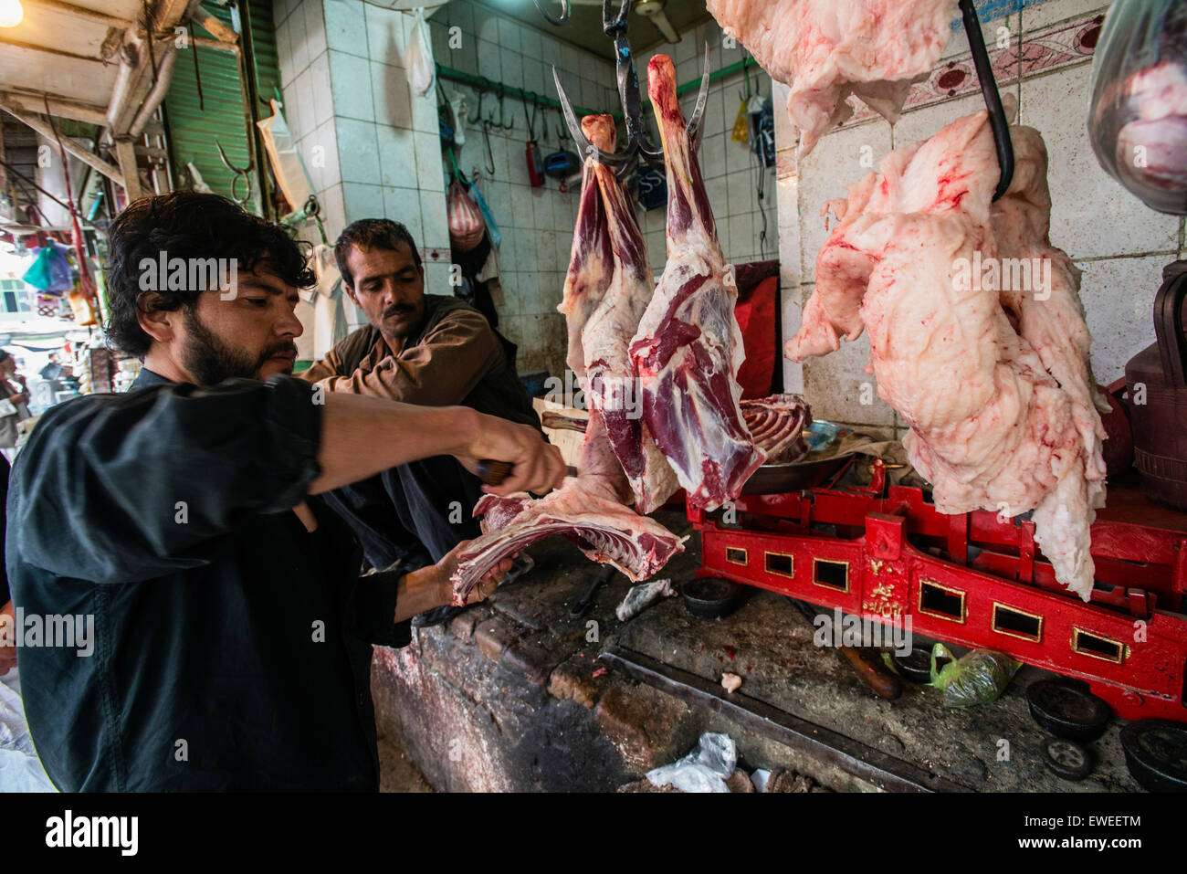 I fornitori vendono carne su Bazaar nella vecchia città di Kabul, Afghanistan Foto Stock