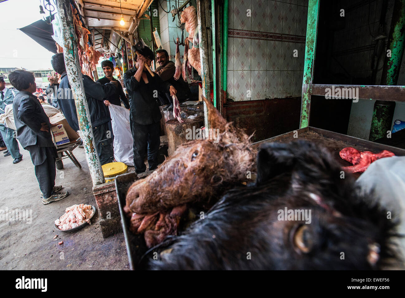I fornitori vendono carne su Bazaar nella vecchia città di Kabul, Afghanistan Foto Stock
