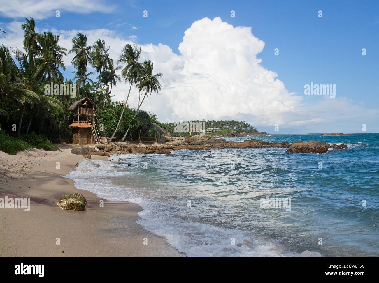 Ristorante di pesce pensare Club costruito da bastoni di legno e buffalo dung sulle Rocky Point beach su dicembre 12, 2015 in Tangalle Foto Stock