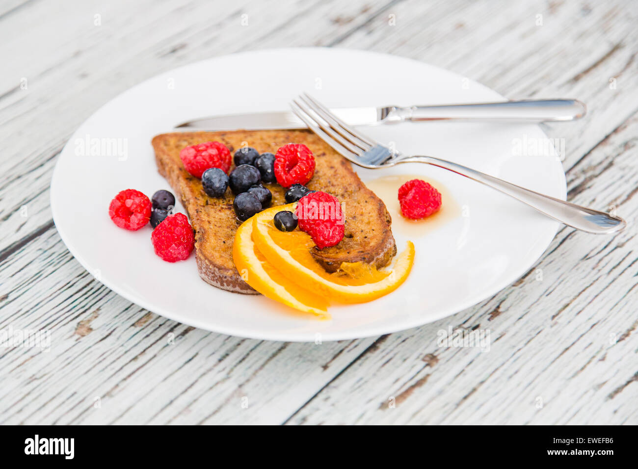 Senza glutine toast alla francese con la cannella e la noce moscata e frutti di bosco freschi Foto Stock