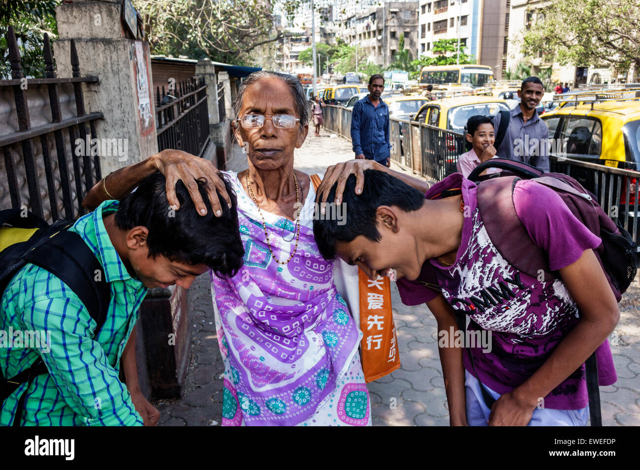Mumbai India,Tardeo,Jehangir Boman Behram Road,teen teen teenager ragazzi maschi ragazzi bambini amici, studenti senior anziani citiz Foto Stock