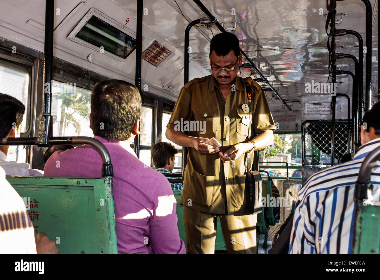 Mumbai India,Andheri East,Mathuradas Vasanji Road,BEST bus,coach,riders,passeggeri passeggeri riders,uomo uomo maschio,direttore,tariffa di raccolta,India Foto Stock