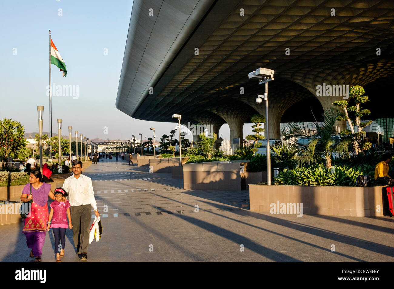 Mumbai India,Chhatrapati Shivaji International Airport,fronte,ingresso,donna donna donne,madre,uomo uomini maschio,padre,ragazza ragazze,giovane,femmina bambini c Foto Stock