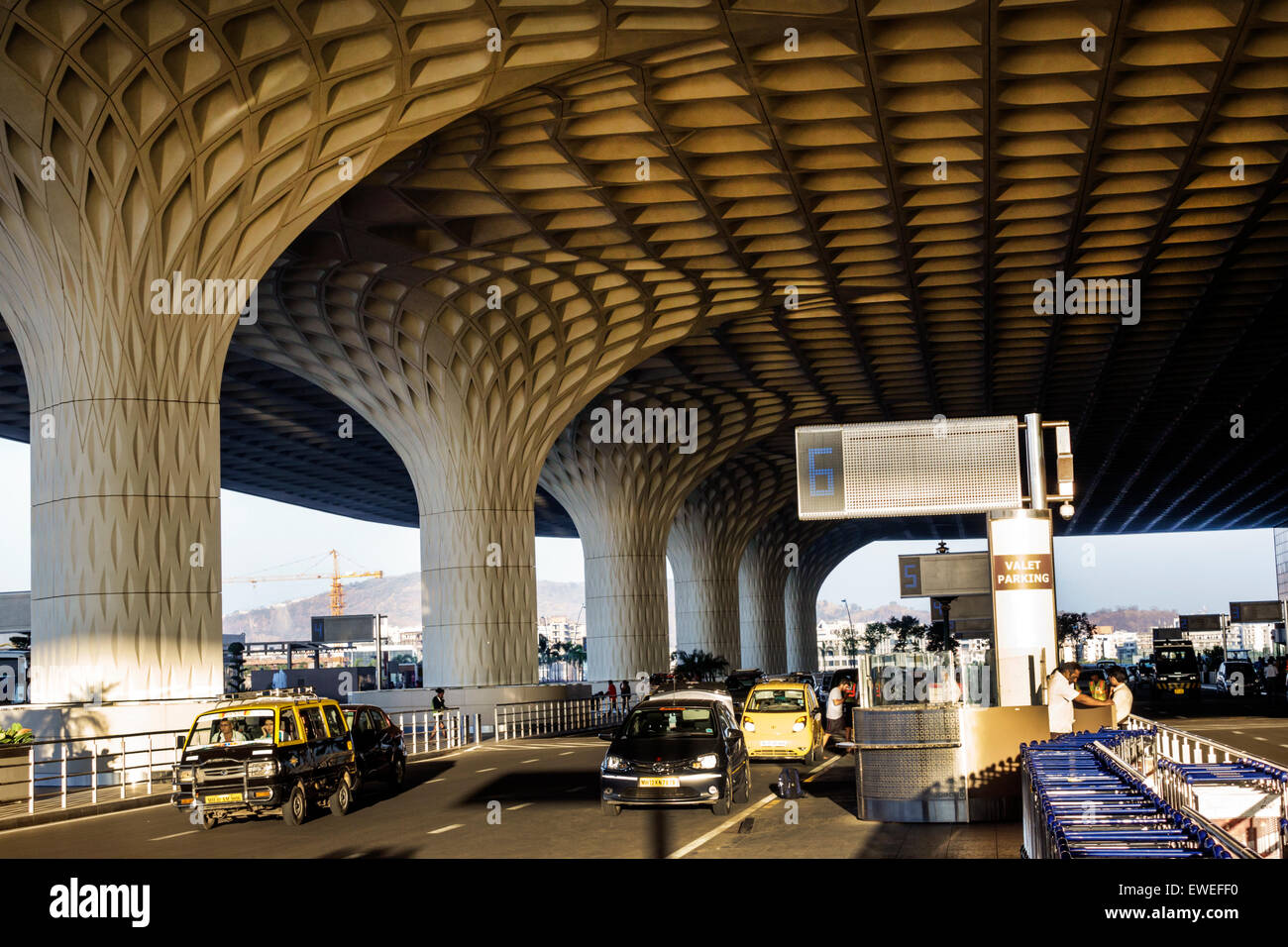 Mumbai India, Chhatrapati Shivaji International Airport, traffico, colonne, design, esterno, terminal, architettura India150303086 Foto Stock