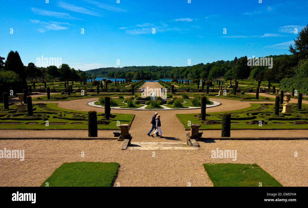 Giovane camminare nel giardino all'italiana a Trentham Gardens vicino a Stoke on Trent Staffordshire England Regno Unito Foto Stock