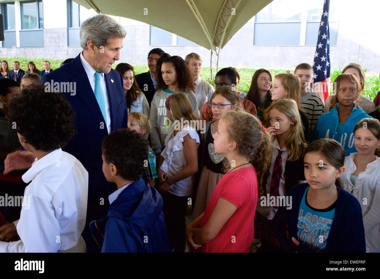 Stati Uniti Il segretario di Stato John Kerry chat con i figli dei dipendenti di ambasciata durante un incontro e saluto a U.S. Ambasciata Nairobi a Nairobi in Kenya il 4 maggio 2015. Foto Stock