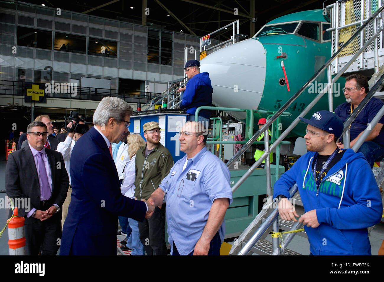 Stati Uniti Il segretario di Stato John Kerry saluta i lavoratori come egli tours la Boeing Co.'s 737 aereo nella factory di Renton, Washington, il 19 maggio 2015, in anticipo di erogare un discorso incentrato su USA e regionale del Pacifico la politica commerciale. Foto Stock