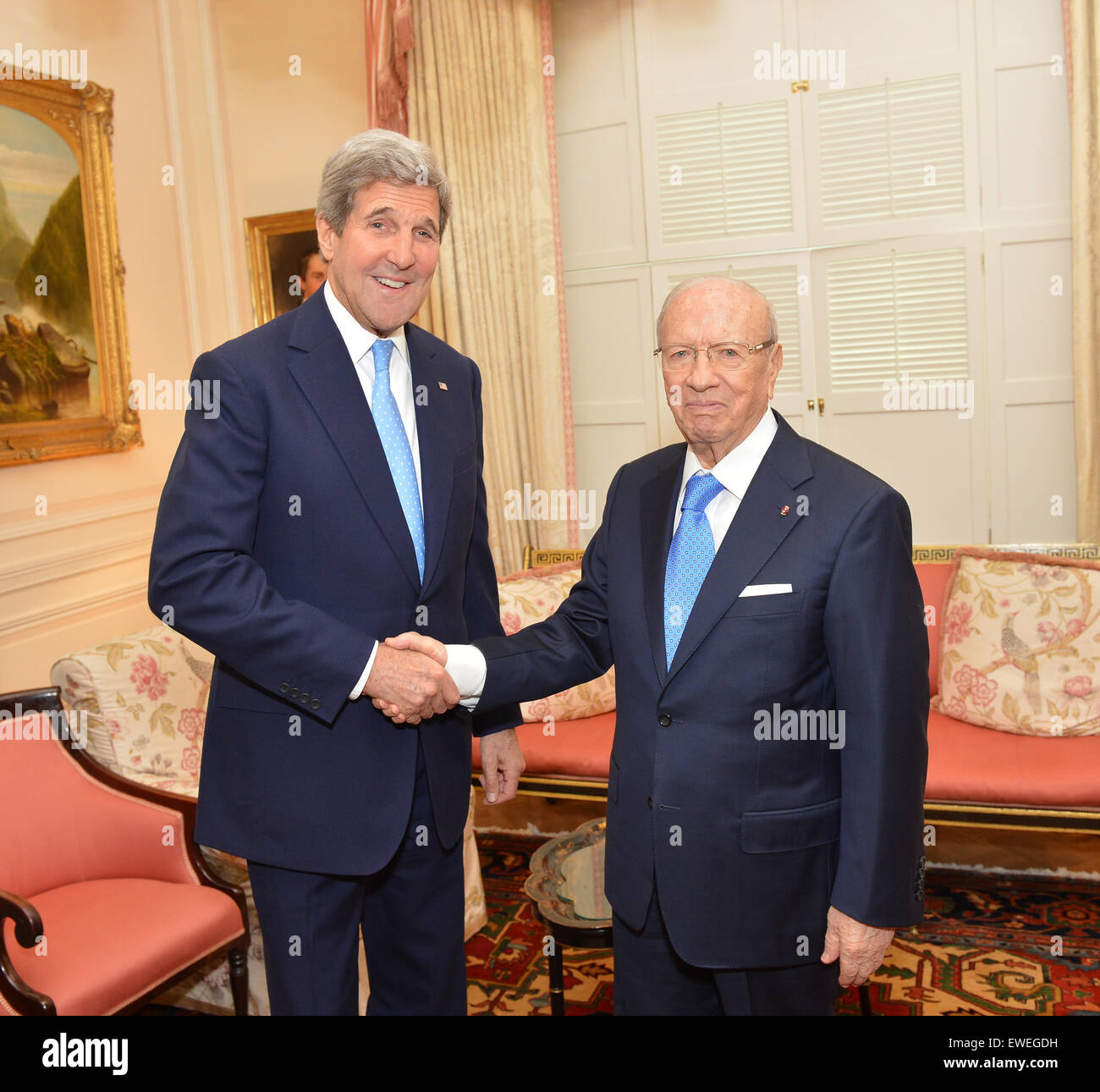 Stati Uniti Il segretario di Stato John Kerry scuote le mani con il Presidente tunisino Beji Caid Essebsi a Blair House di Washington il 20 maggio 2015. Foto Stock