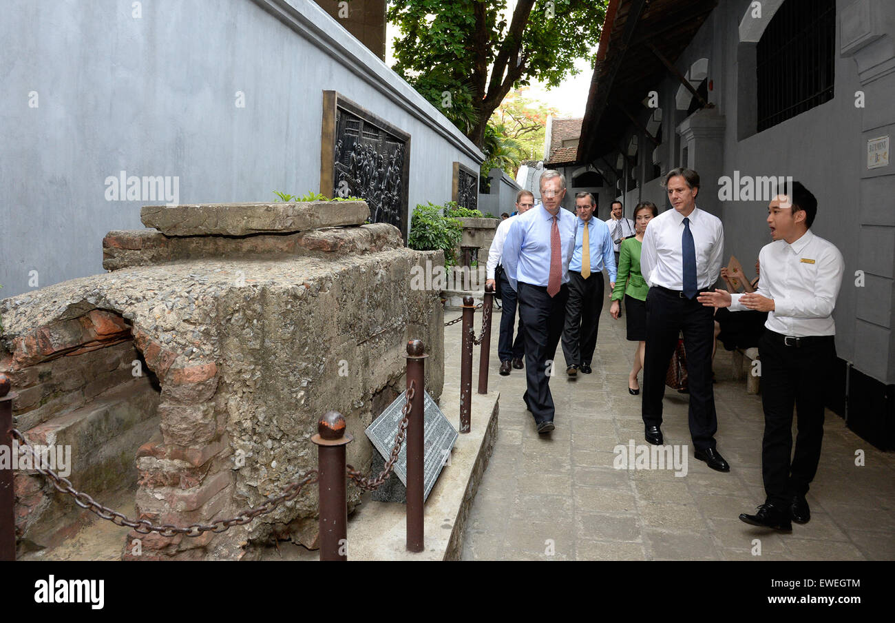 Vice Segretario Anthony Blinken tours Hoa Lo nella prigione di Hanoi, Vietnam il 18 maggio 2015. Foto Stock