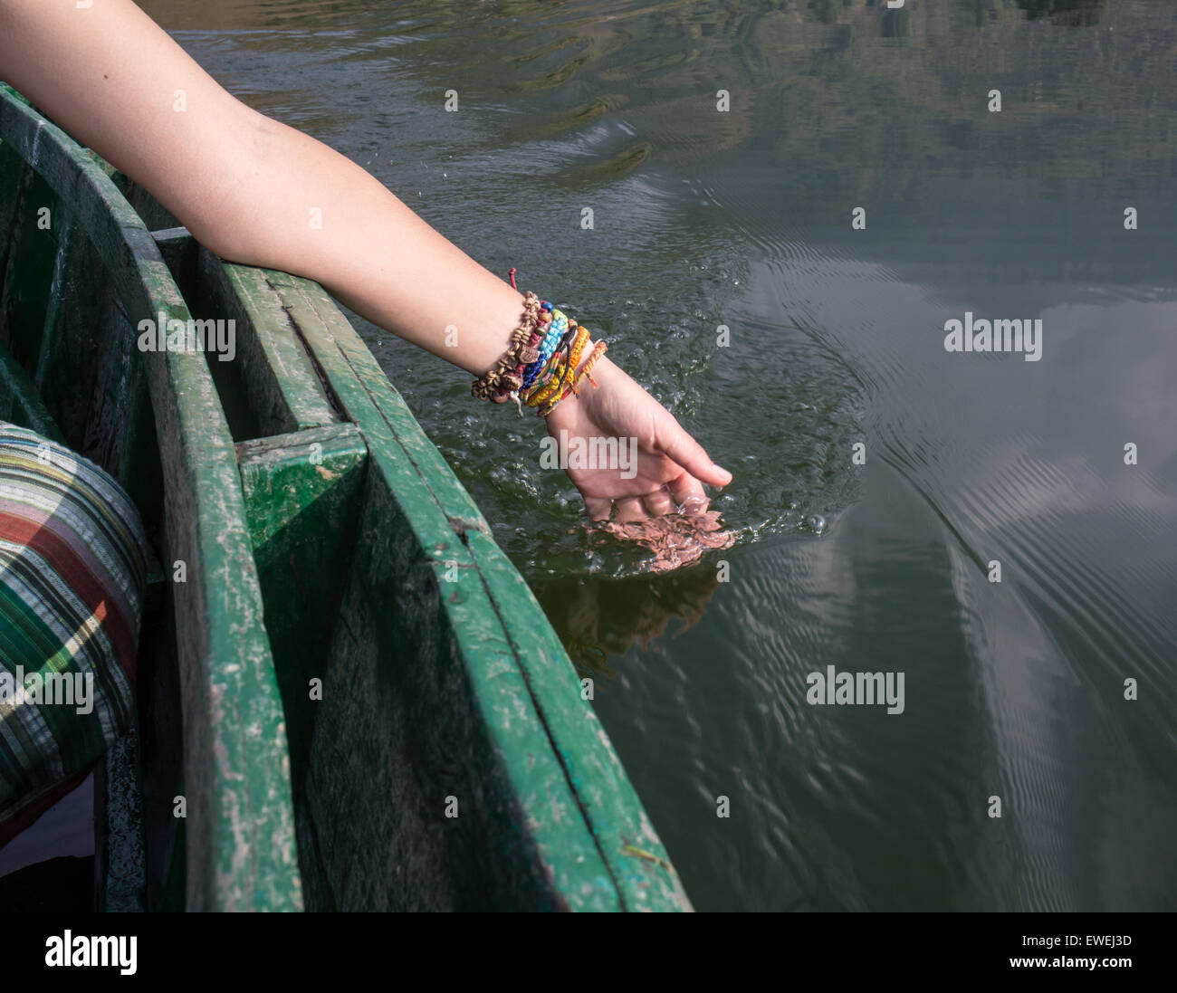 Gli uomini con le mani in mano tirare l'acqua Foto Stock