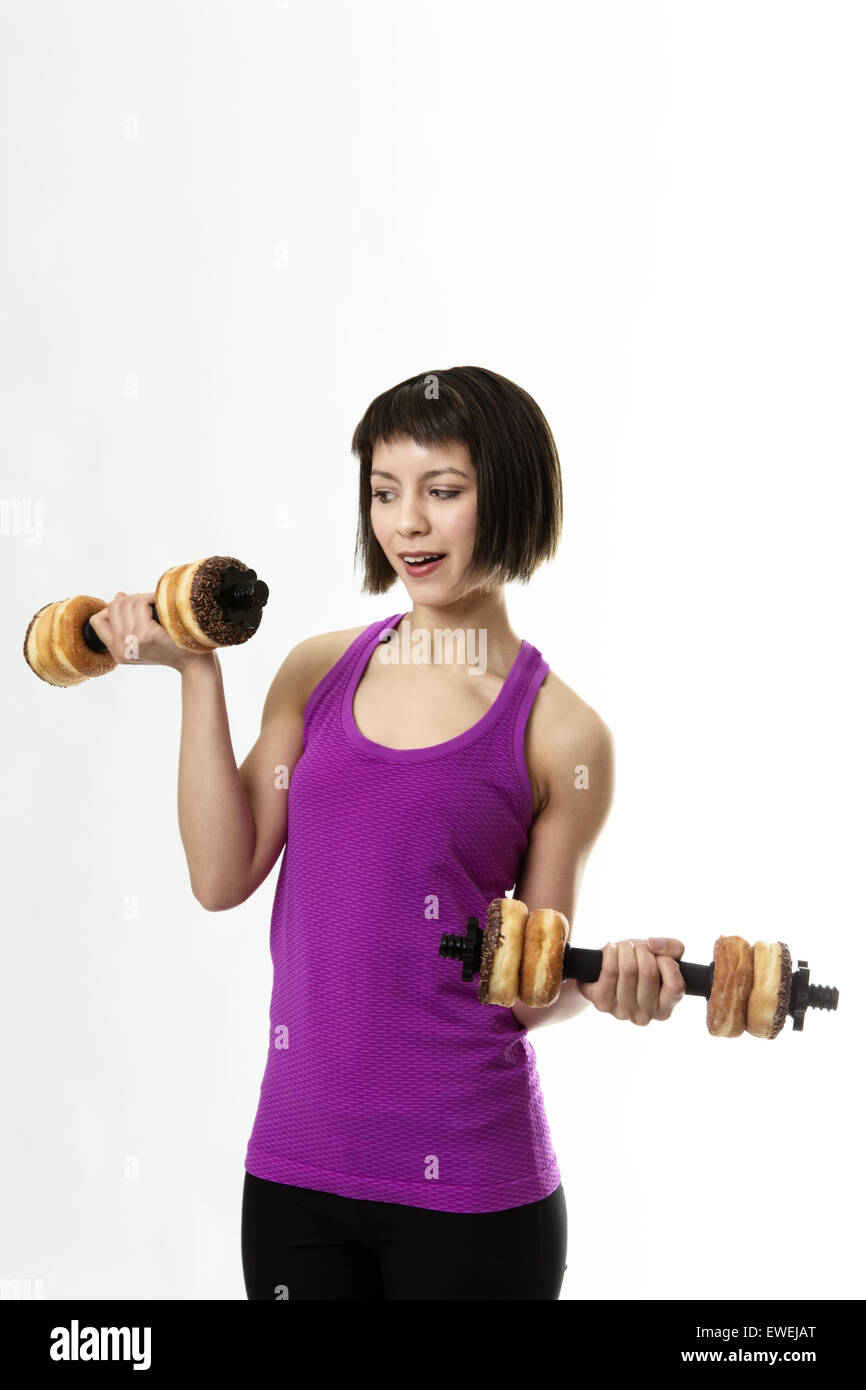 Modello di fitness il peso della formazione con manubri ma invece di peso  reale sta utilizzando le ciambelle come i pesi Foto stock - Alamy