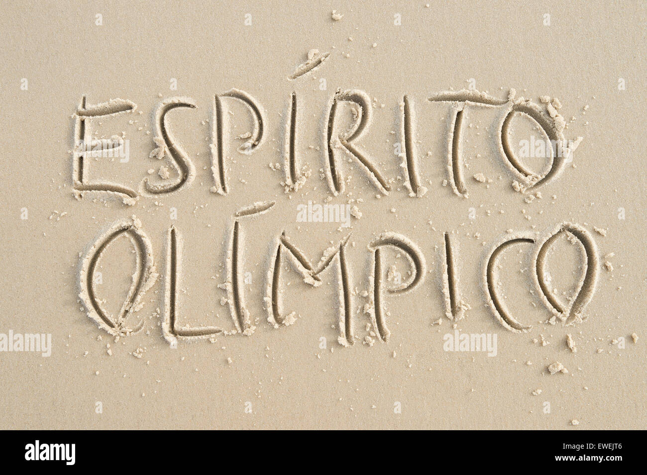 RIO DE JANEIRO, Brasile - 20 Marzo 2015: Semplice Espirito Olimpico [Traduzione: lo spirito olimpico] messaggio scritta a mano nella sabbia. Foto Stock