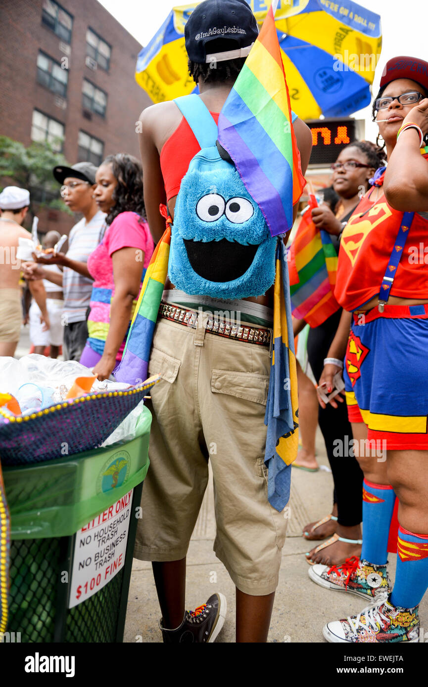 La città di NEW YORK, Stati Uniti d'America - 30 giugno 2013: Revelers prendere le strade di coloratissimi costumi durante la città annuali di Gay Pride Parade. Foto Stock