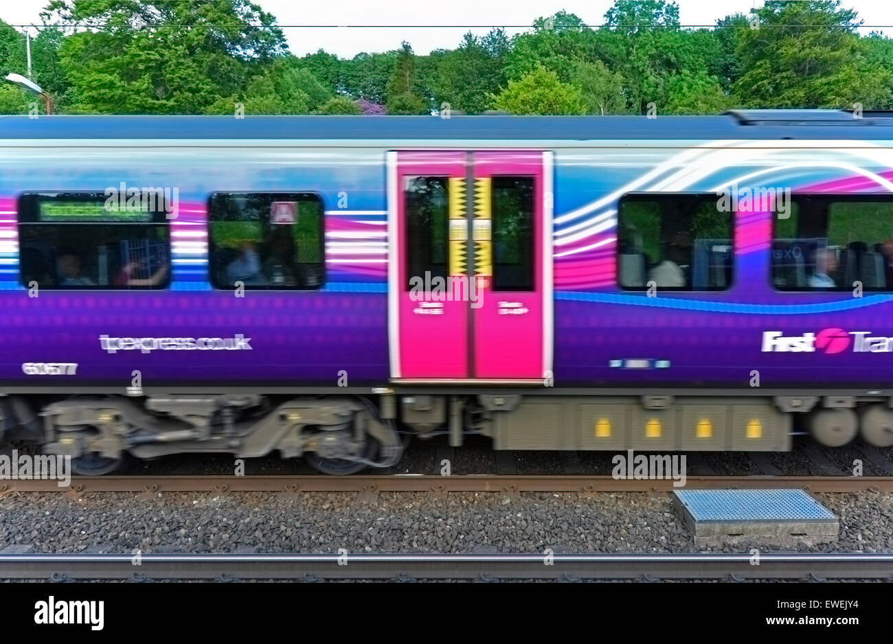 Primo Transpennine Express treno ad alta velocità. Oxenholme Rail Station, Cumbria, England, Regno Unito, Europa. Foto Stock