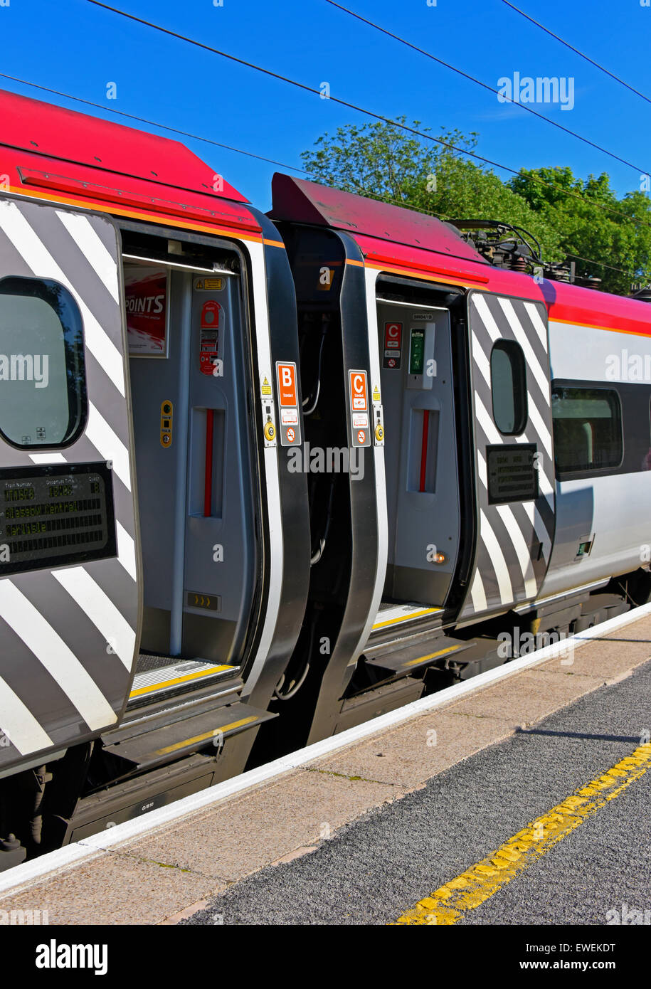 Porte scorrevoli. Classe vergine 390 Pendolino treni passeggeri. Foto Stock