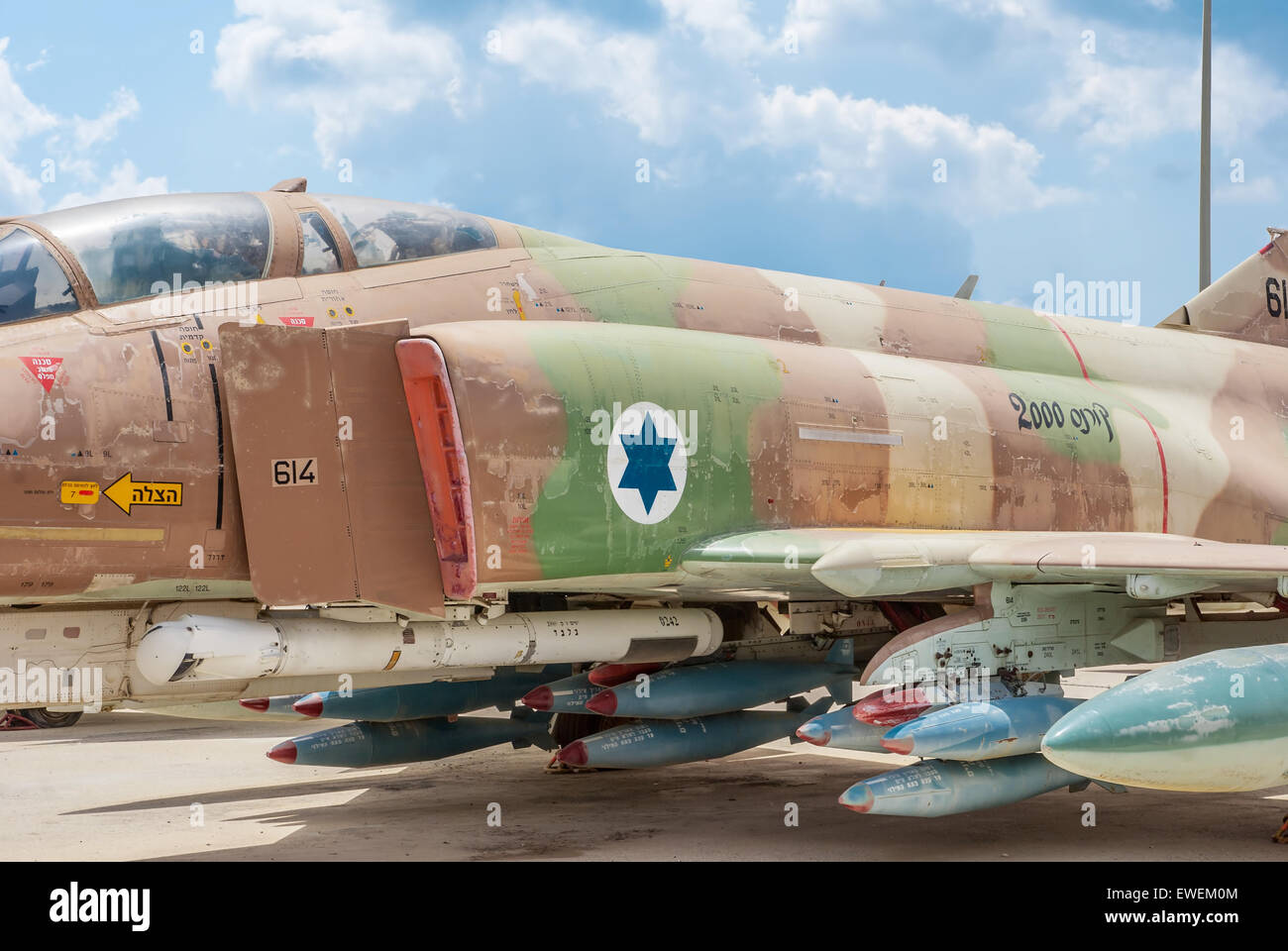 Hatzerim, Israele - 27 Aprile 2015: McDonnell Douglas F-4E Super fantasma aeromobili presso il museo della Air Force IDF Foto Stock