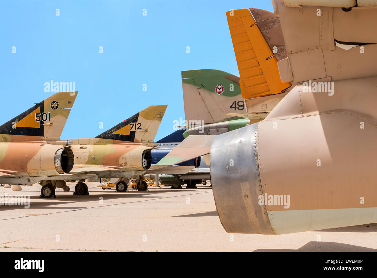 Hatzerim, Israele - 27 Aprile 2015: diversi tipi di getti di militari che hanno servito in IAF sono visualizzati in forza aerea israeliana Museu Foto Stock