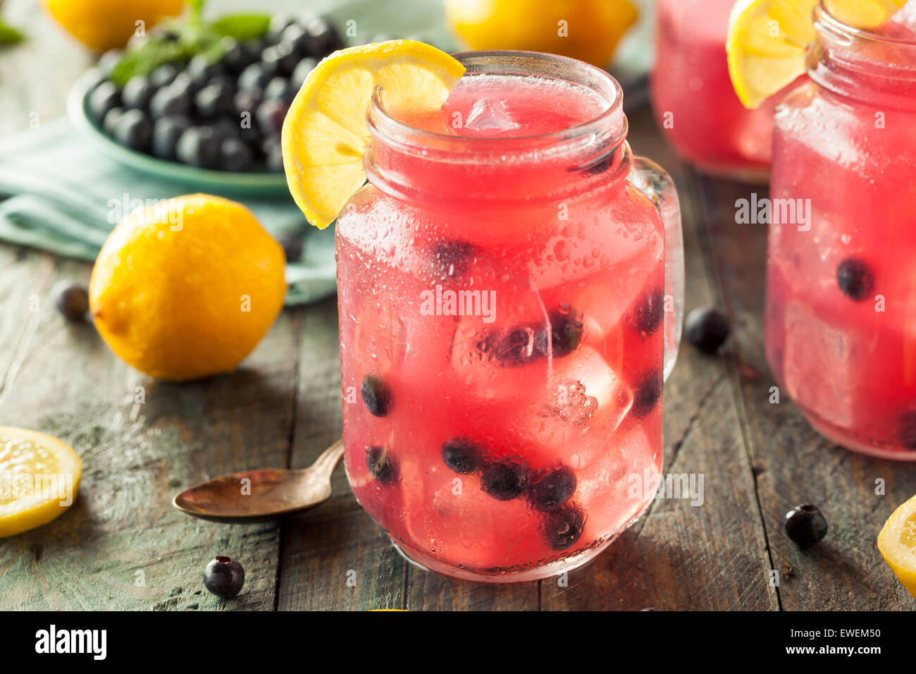 Dolce organico mirtillo limonata in un bicchiere Foto Stock