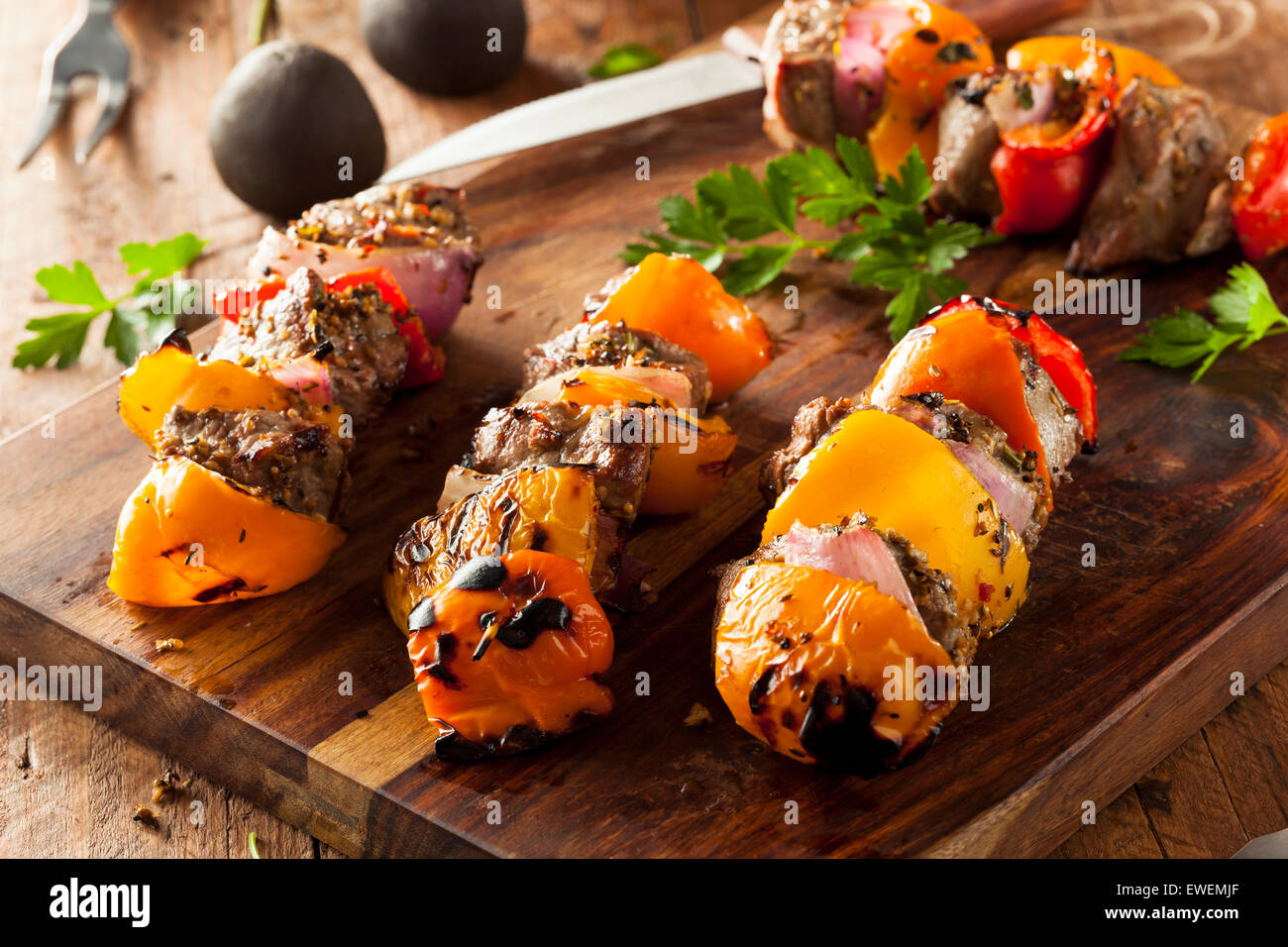 In casa Bistecca alla griglia e Veggie shish kebab su uno spiedino Foto Stock
