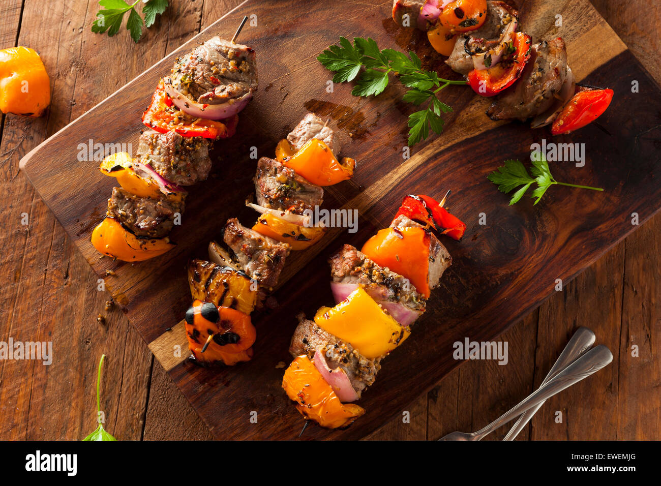 In casa Bistecca alla griglia e Veggie shish kebab su uno spiedino Foto Stock