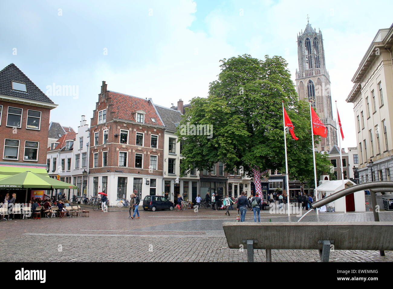 Square a Ganzenmarkt e Korte Minrebroederstraat nel centro medievale della città di Utrecht, Paesi Bassi. Torre di Dom nel retro Foto Stock