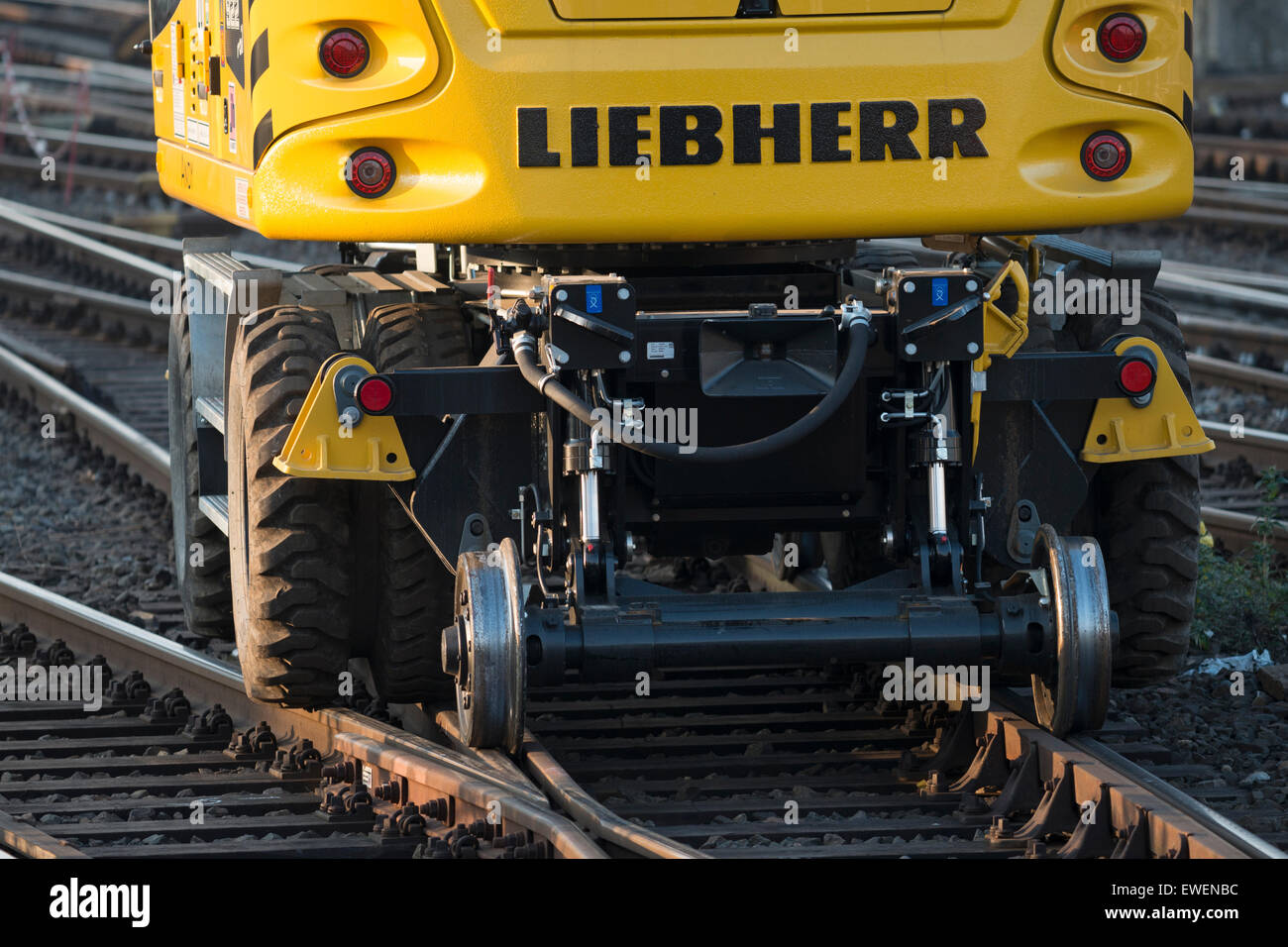 Liebherr 922 rotaia alla strada gru, Colonia, Germania. Foto Stock