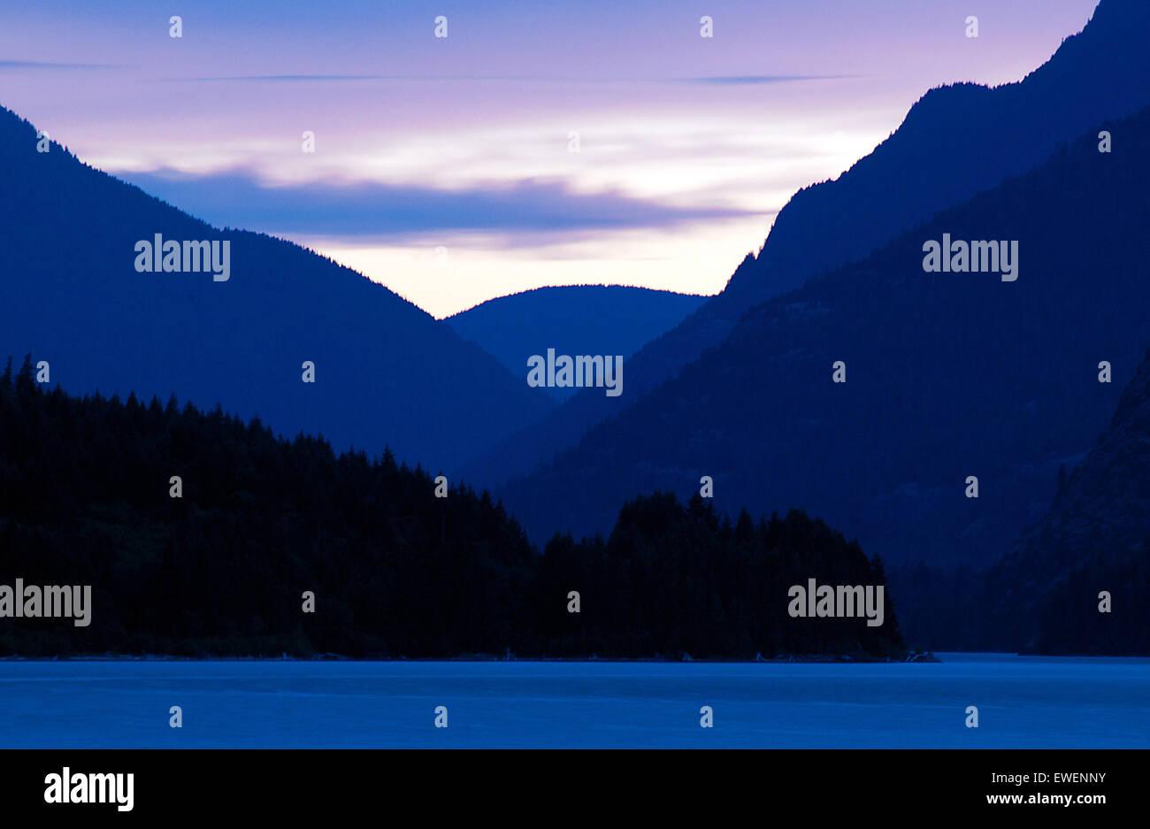 Scenic vista serale da Strathcona Park Lodge, Isola di Vancouver, British Columbia, Canada. Foto Stock