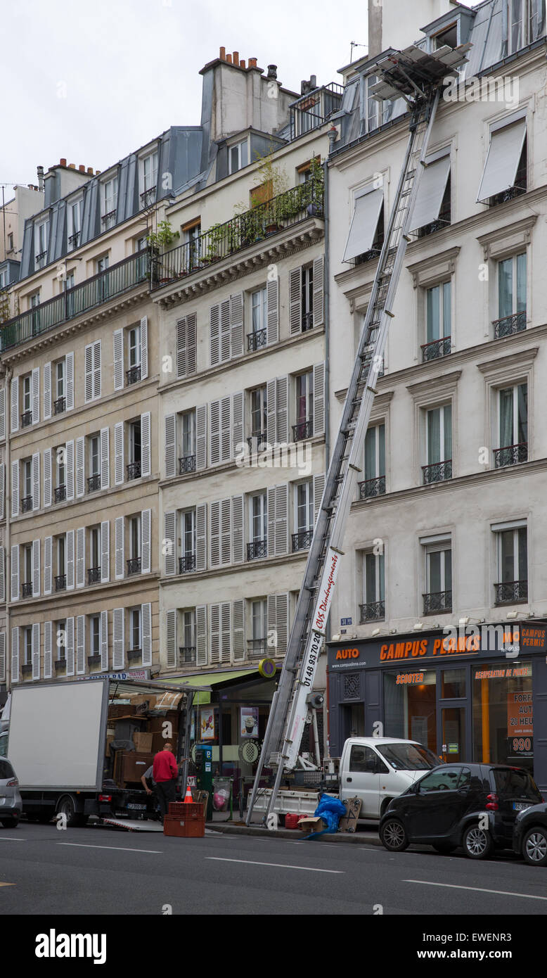 Carrello in movimento e sollevamento elevato per la movimentazione di beni personali a e da un sesto piano appartamento a Parigi, Francia Foto Stock