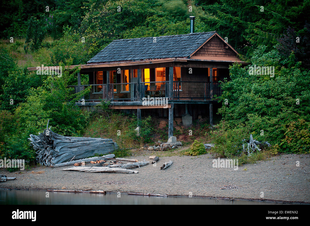 Cabina in corrispondenza Strathcona Park Lodge in Strathcona Provincial Park, l'isola di Vancouver, British Columbia, Canada. Foto Stock
