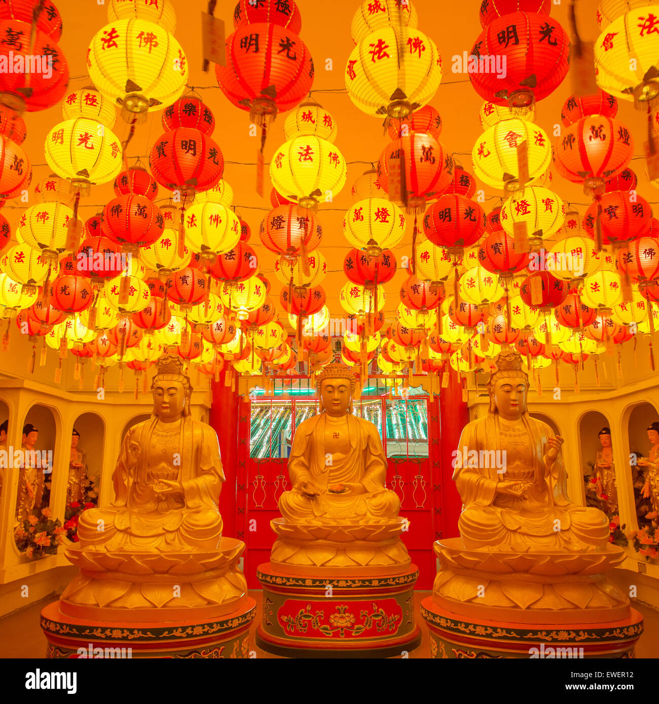 Splendidamente illuminato Tempio di Kek Lok Si in Penang durante il Nuovo Anno Cinese. Foto Stock