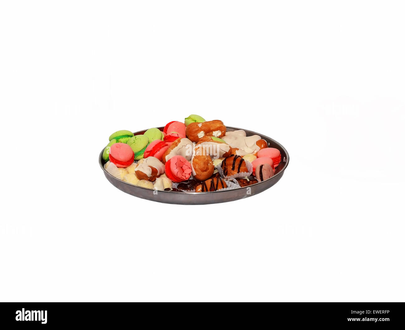 Torte appena sfornate di rosa, verde e color crema su un vassoio di metallo Foto Stock