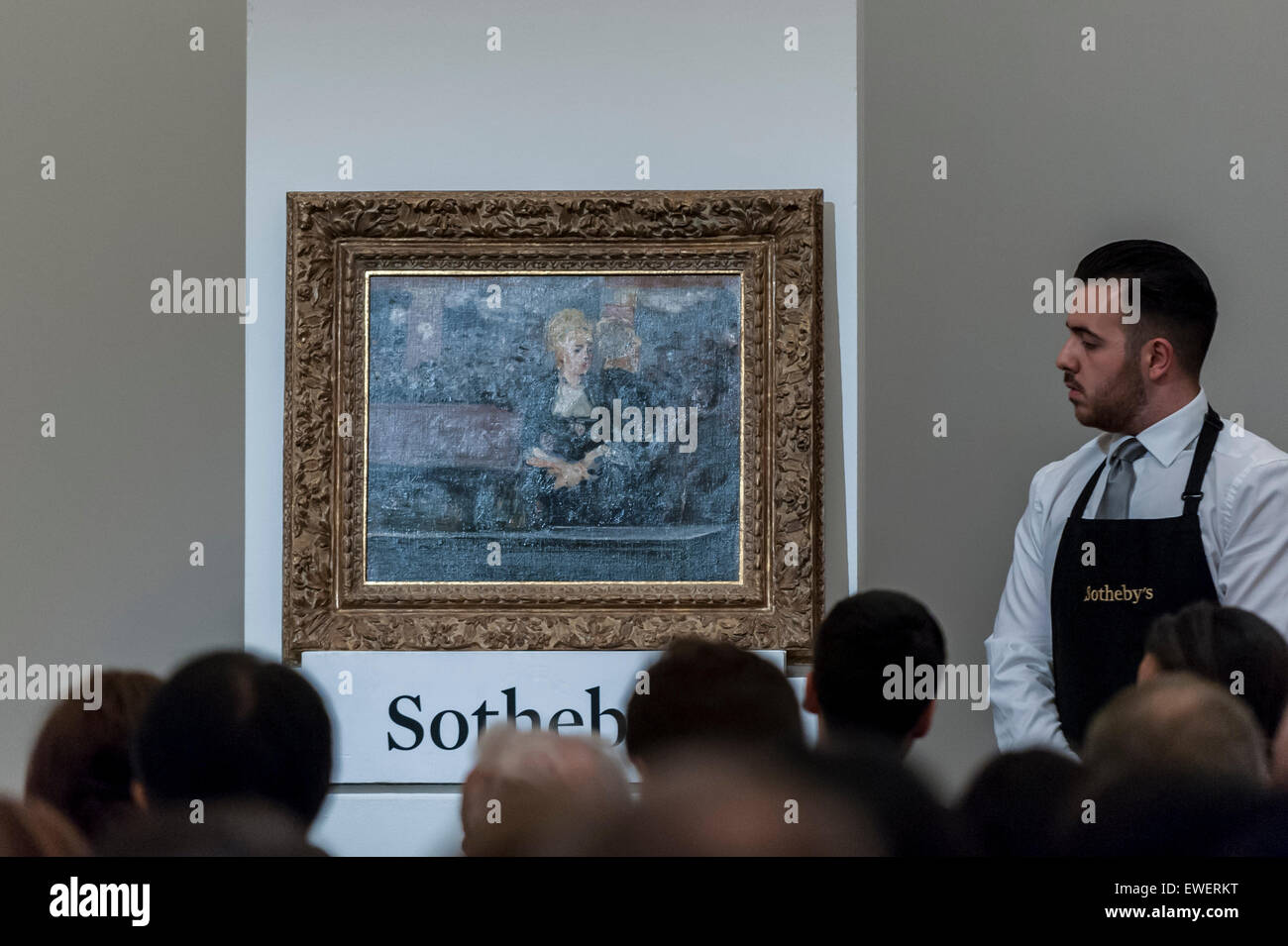 Londra, Regno Unito. Il 24 giugno 2015. Un Sotheby's tecnico presenta Edouard Manet "Le bar Folies-Bergère aux' che venduto per un martello prezzo di £15m. Sotheby's & impressionista arte moderna sera vendita realizzata un totale di £ 178.6m, il secondo più alto in totale per ogni vendita che si sia mai tenuto a Londra. Credito: Stephen Chung / Alamy Live News Foto Stock