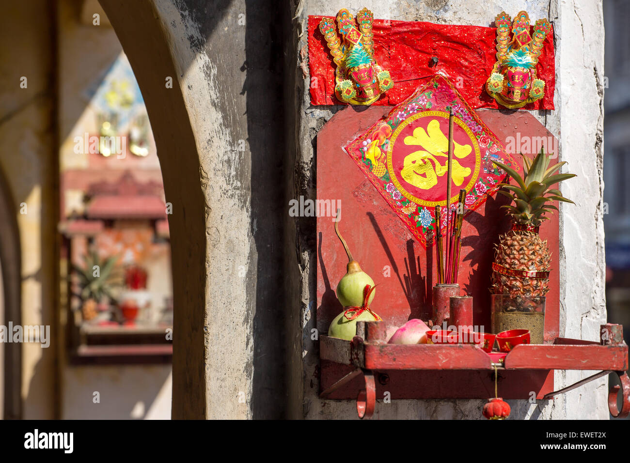 Piccolo altare buddista sulle strade di Penang, Malaysia Foto Stock