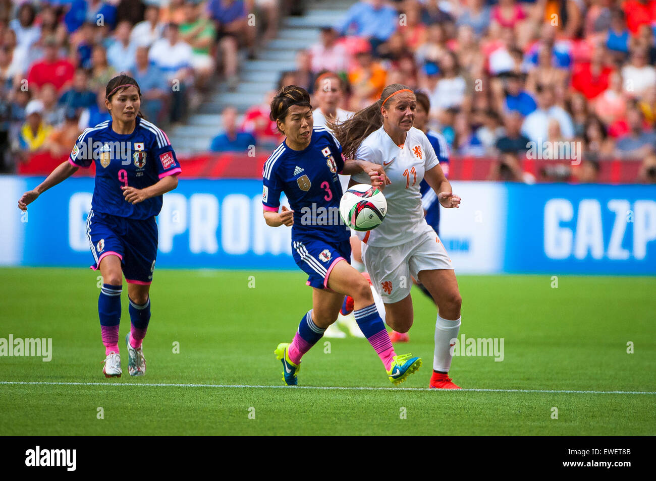 Vancouver, Canada. Il 23 giugno, 2015. Giappone defender Azusa Iwashimizu (#3) strisce la palla dai Paesi Bassi in avanti Lieke Martens (#11) durante il ciclo di 16 match tra il Giappone e i Paesi Bassi in occasione del FIFA Coppa del Mondo Donne Canada 2015 presso lo Stadio BC Place. Il Giappone ha vinto la partita 2-1 e avanza ai quarti di finale. Foto Stock