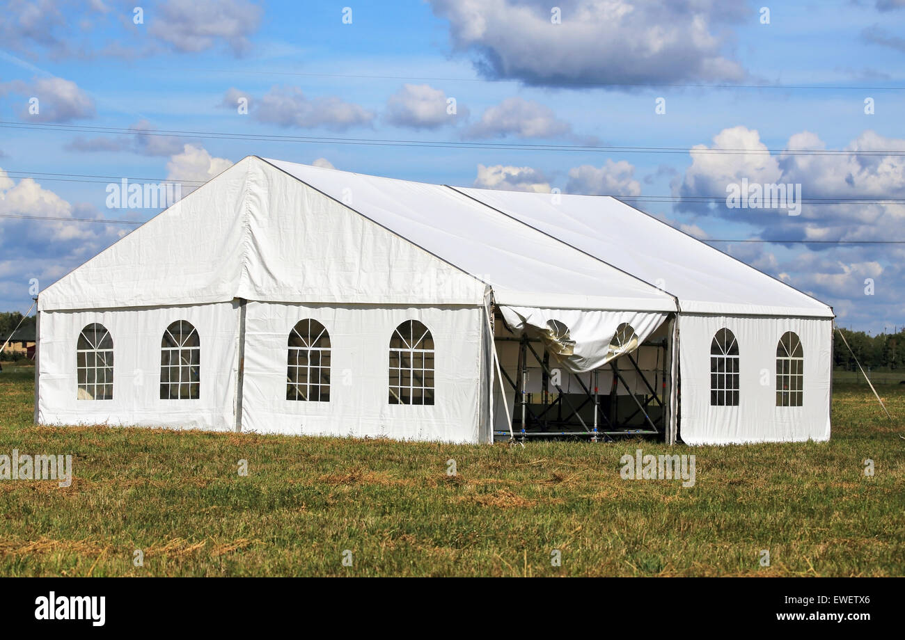 Tenda bianca per il divertimento al Summer Camp suburbana Foto Stock