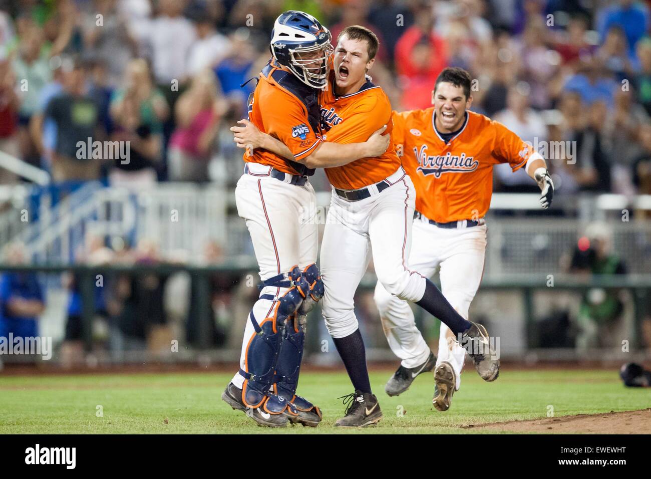 Giugno 24, 2015: Virginia brocca Nathan Kirby #19 e Matt Thaiss #21 reagire dopo che fissano il campionato nazionale a titolo di 2015 uomini del NCAA College World Series Finals tra la Virginia Cavaliers e Vanderbilt Commodores a TD Ameritrade Park in Omaha, NE.Virginia ha vinto (4, 2).Oggi le presenze: 17,689.Nathan Olsen/Cal Sport Media Foto Stock