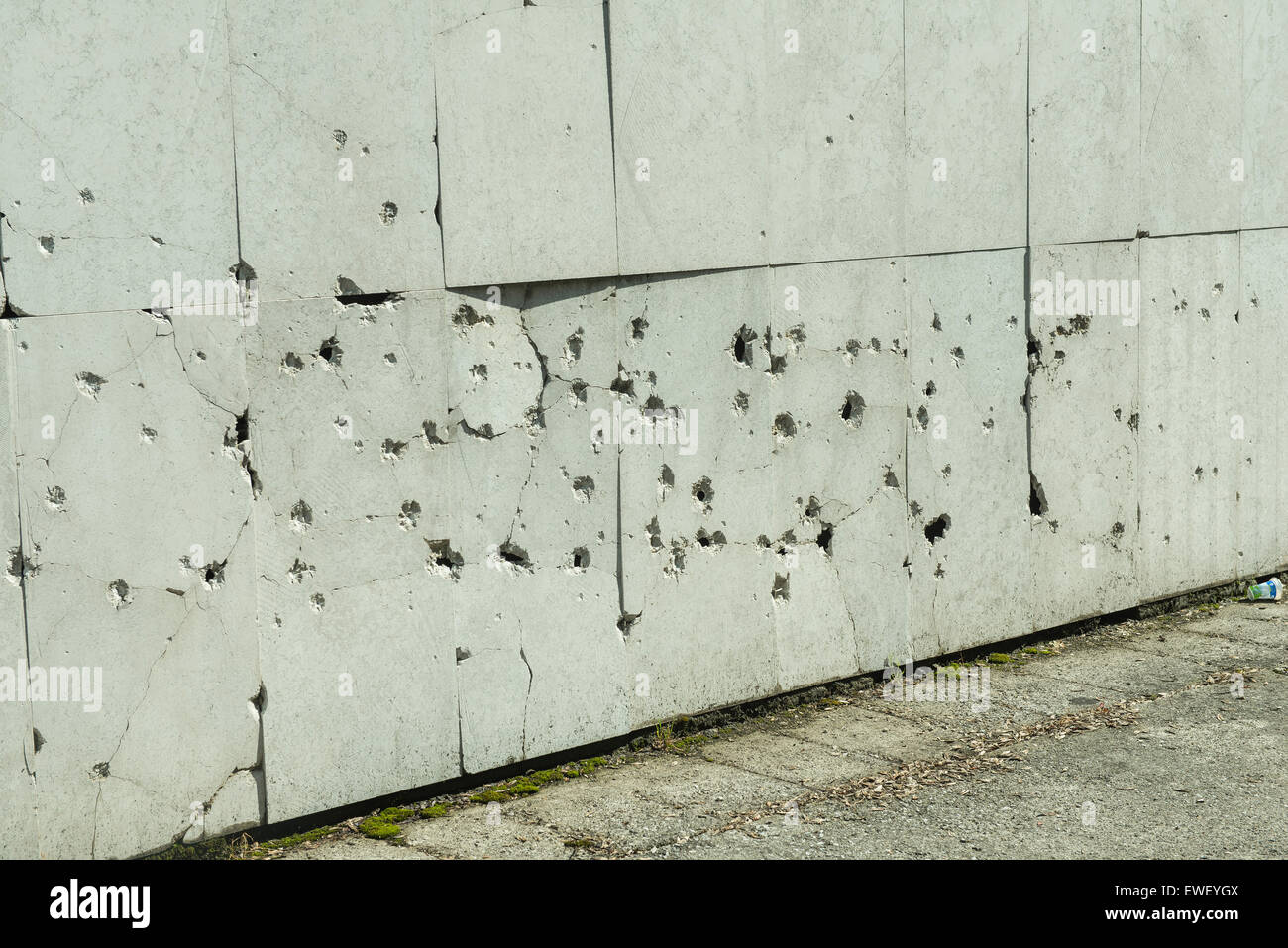 Segni lasciati dai colpi di arma da fuoco sulle pareti di Sarajevo Foto Stock