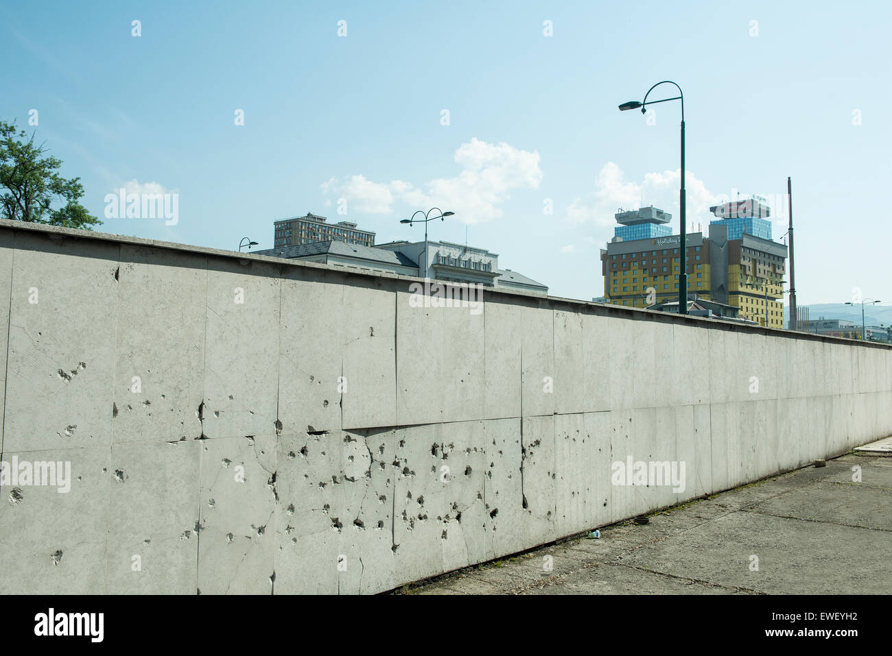 Segni lasciati dai colpi di arma da fuoco sulle pareti di Sarajevo Foto Stock