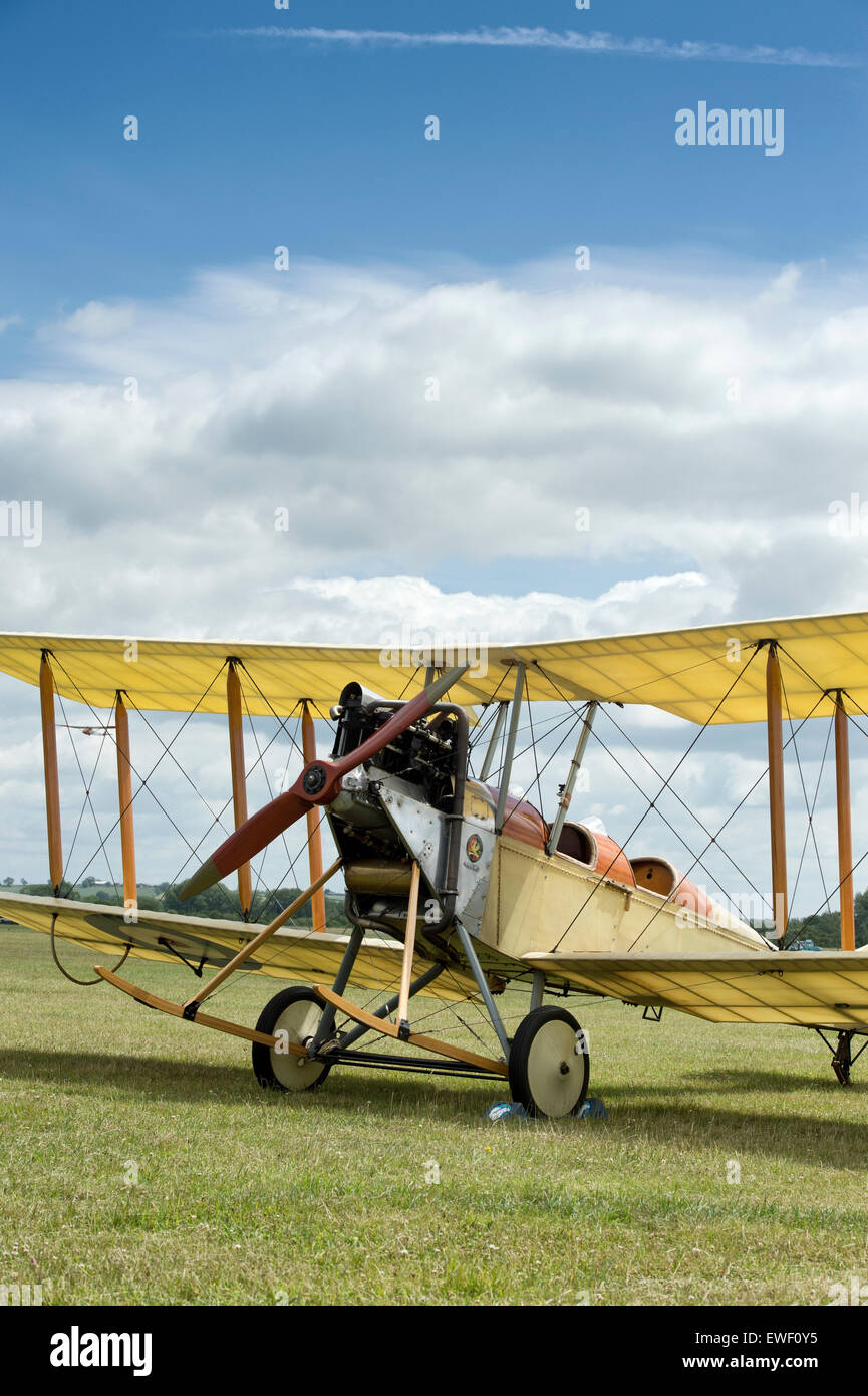 Royal Aircraft Factory essere-2 biplano a Bicester festival volano. Oxfordshire, Inghilterra Foto Stock Royal Aircraft Factory essere-2 biplano a Bicester festival volano. Oxfordshire, Inghilterra Foto Stock