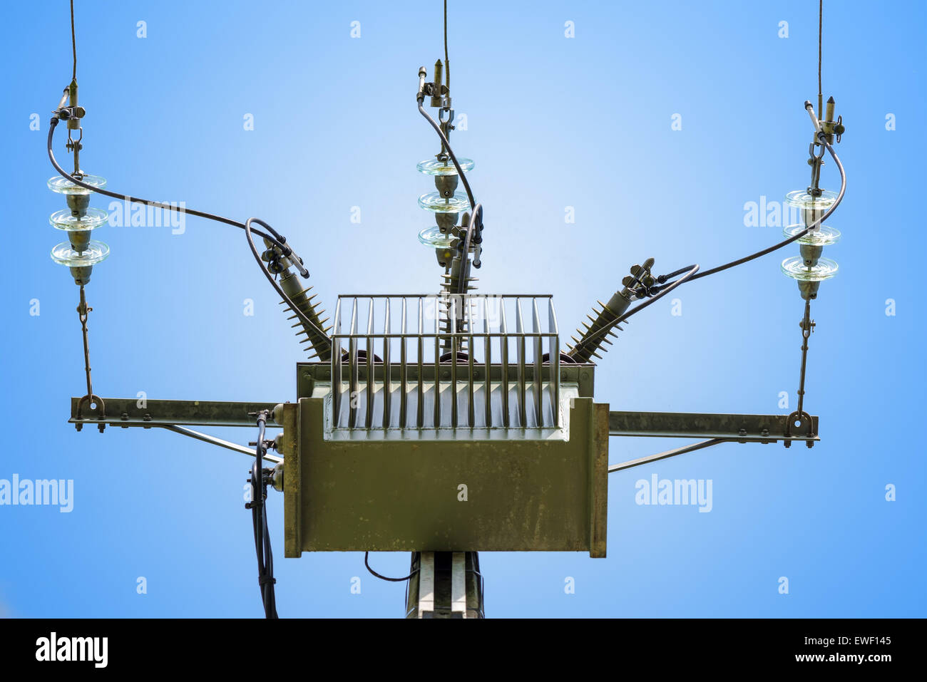 Corrente trifase pilone sul gradiente dello sfondo blu Foto Stock