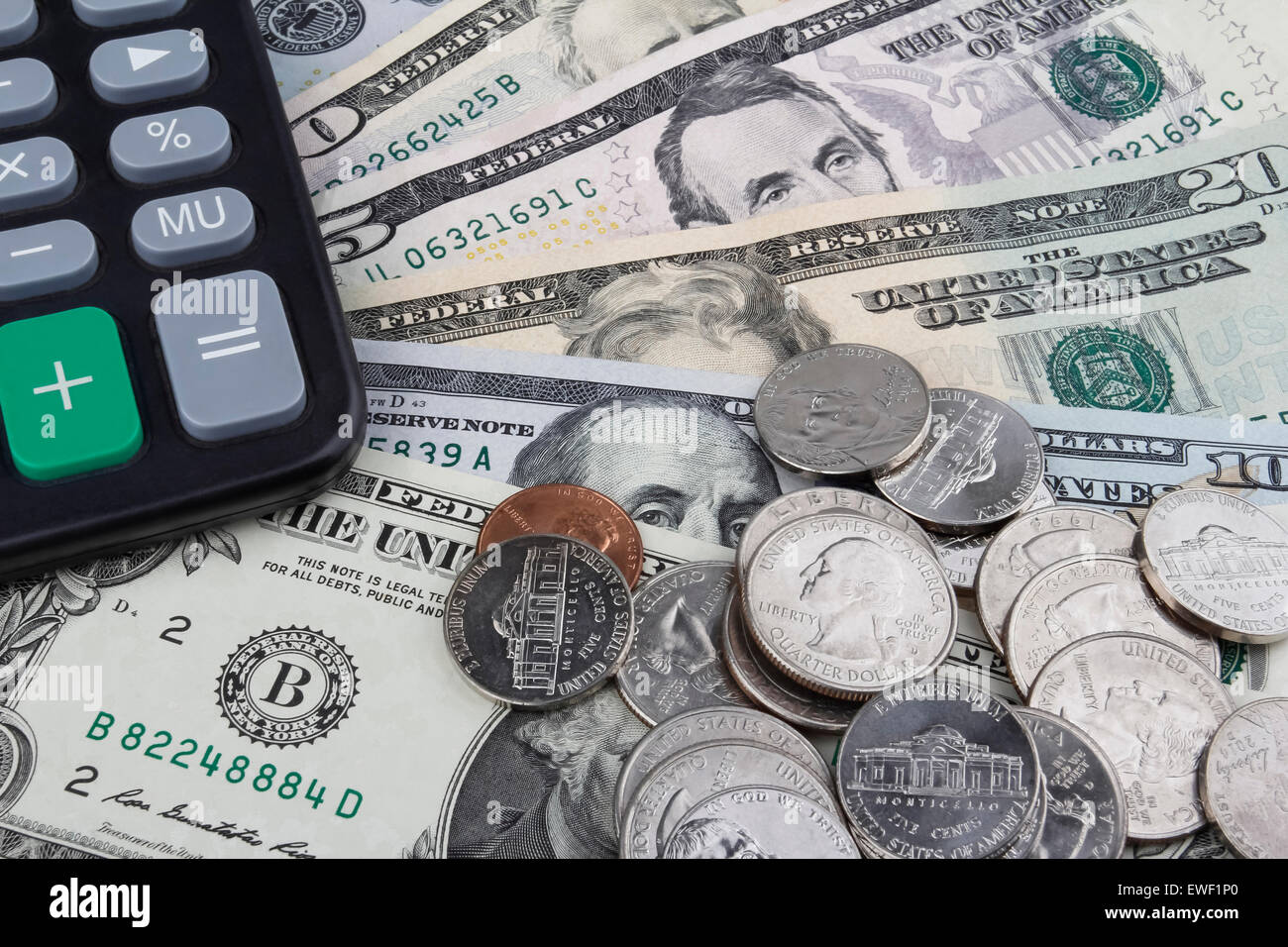 Dollaro statunitense (USD) banconote e monete in euro, con una calcolatrice nell'angolo in alto a sinistra. Foto Stock